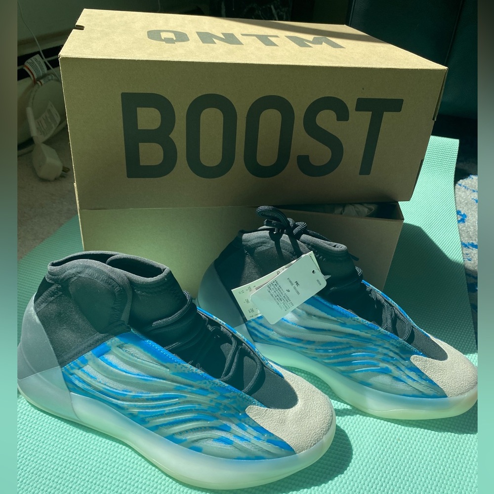 Yeezys QNTM Sneakers